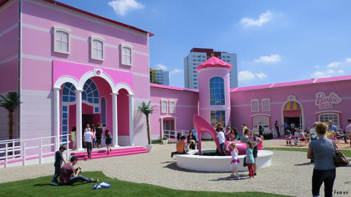 Large-scale Barbie Dreamhouse destination experience